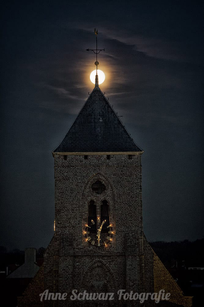 Kirche in Zoutelande bei Nacht