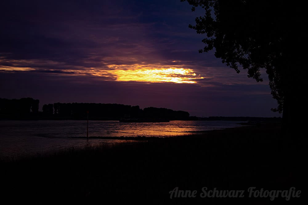 Sonnenuntergang mit Wolken am Rhein in Leverkusen