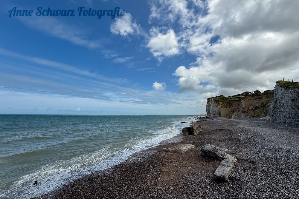 Kiesstrand an der Alabasterküste in der Normandie